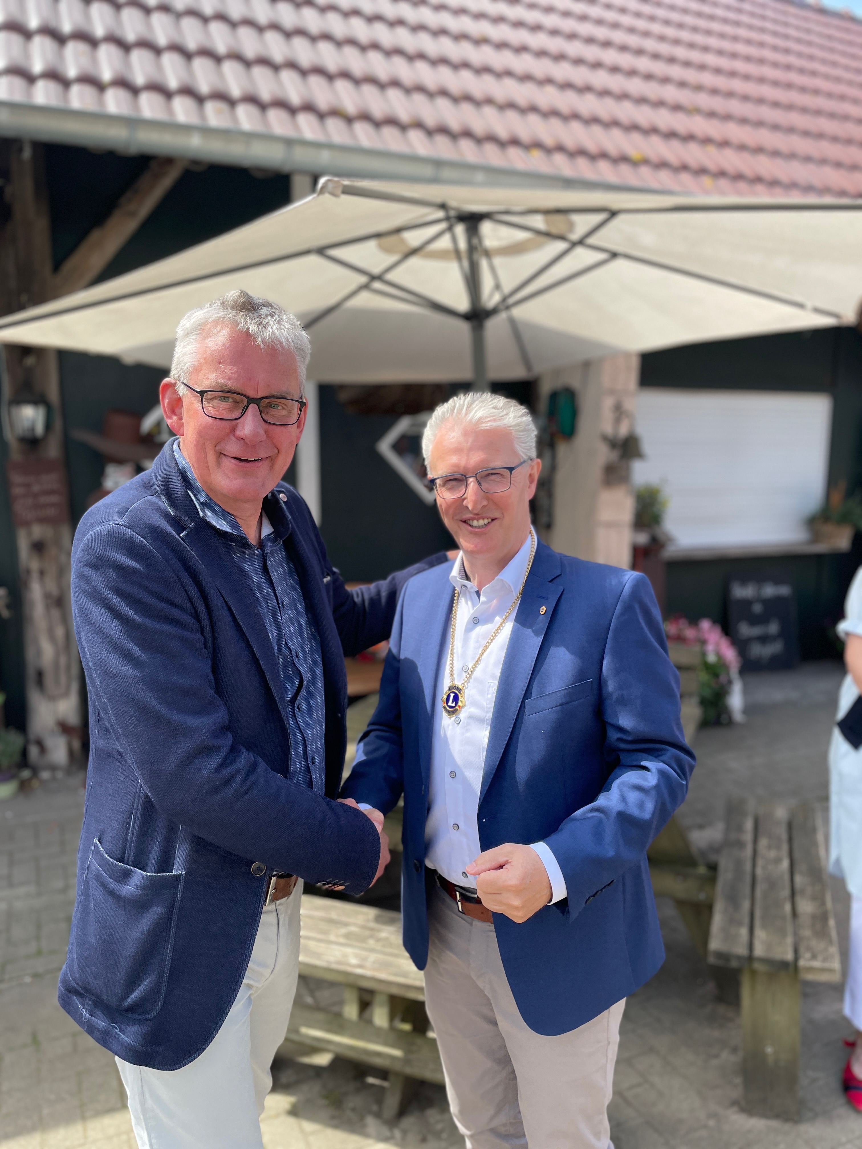 Past-Präsident Klaus-Ludwig Steverding gratuliert dem neuen Präsidenten Karl-Heinz Bollmann